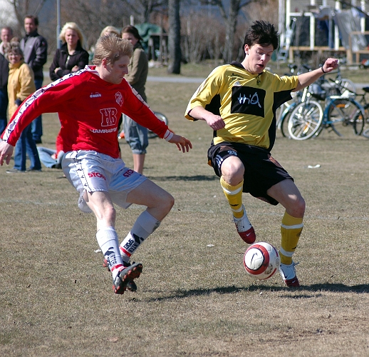 2006_0423_18.JPG - Nr.29 Jonas Bergström tar in bollen för att kunna utmana sin försvarare
